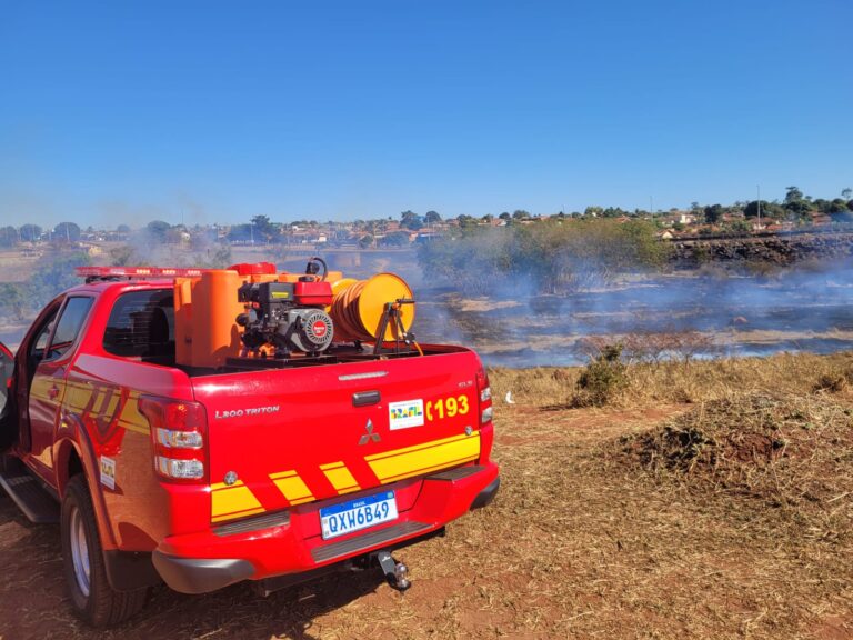 Bombeiros de Ituiutaba combatem incêndio em vegetação
