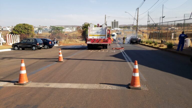 Caminhonete pega fogo no Bairro Gerson Baduy, em Ituiutaba