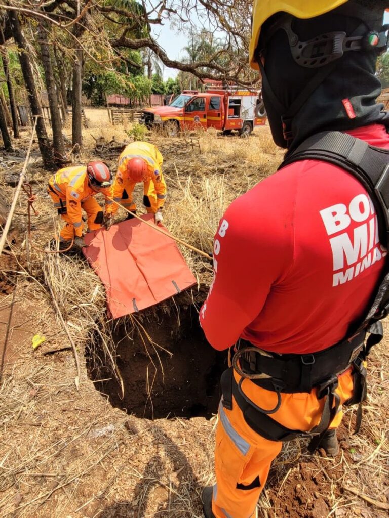 Cavalo é resgatado após cair em fossa de 12 metros de profundidade em Ituiutaba