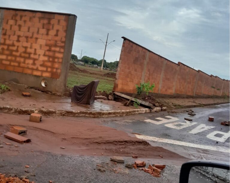 Fortes chuvas causam rompimento de mureta de cemitério e colocam residência em risco de desabamento em Ituiutaba