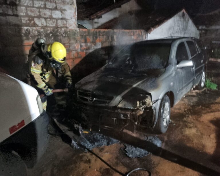 Bombeiros combatem incêndio em veículo dentro de garagem em Ituiutaba