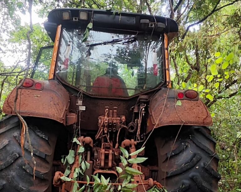 Trator furtado em Ituiutaba é recuperado pela PM na zona rural de Santa Vitória