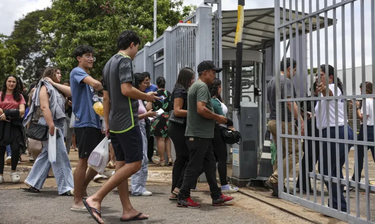 Índice de abstenção no primeiro dia do Enem cai para 26,6%