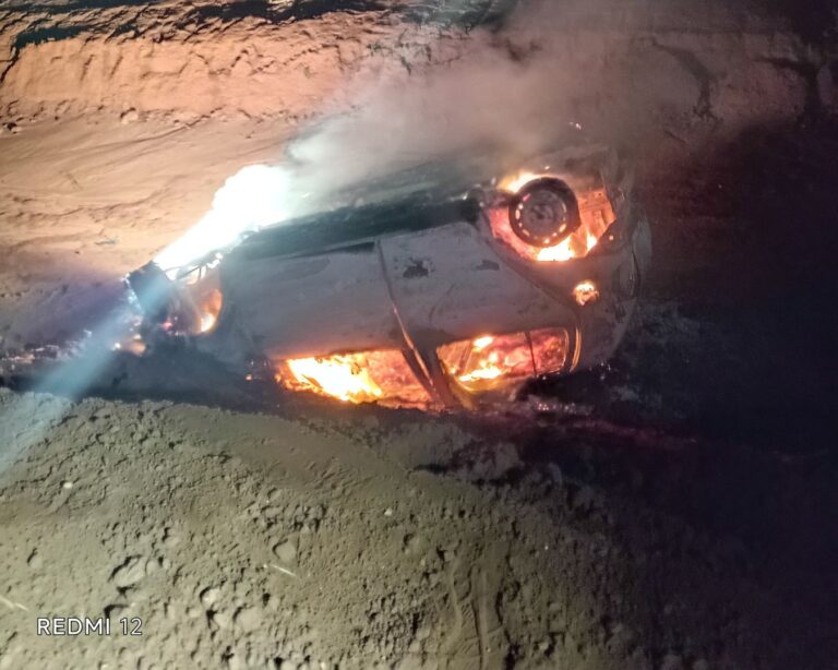 Carro capota, cai em vala no acostamento e explode em chamas na MGC-154