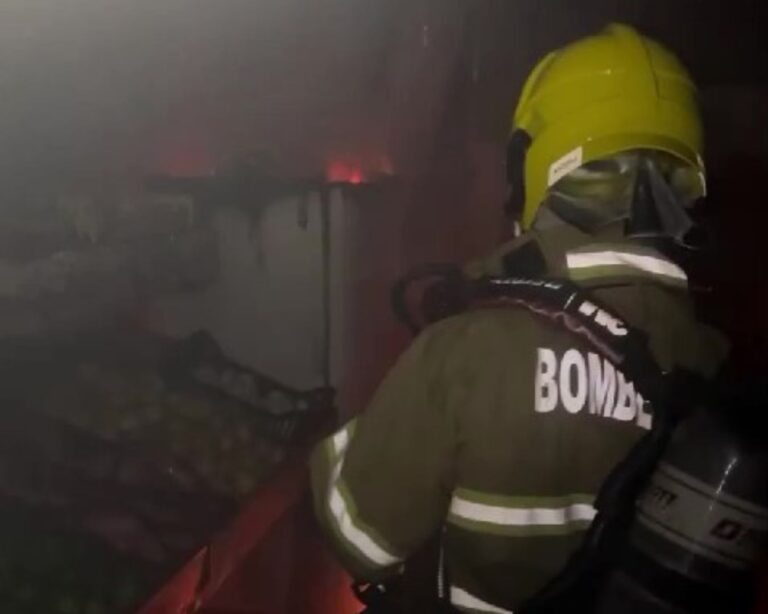 Geladeira em combustão causa incêndio em sacolão de Ituiutaba