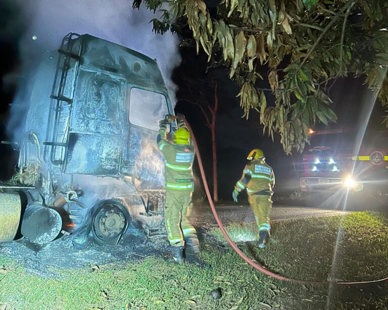 Carreta entra em chamas na rodovia MG-461 em Gurinhatã