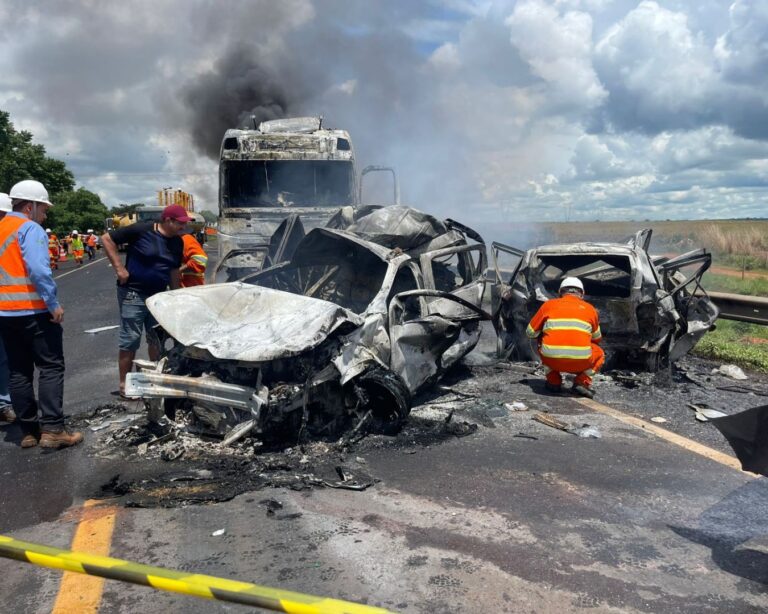 Grave acidente na BR-365 resulta em incêndio e mortes próximo a Chaveslândia