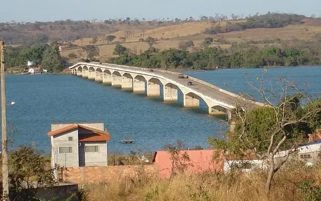 Ponte Quinca Mariano que faz divisa entre Minas Gerais e Goiás foi interditada nessa sexta-feira (27) pelas autoridades para vistoria