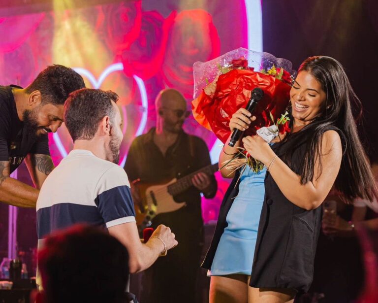 Ituiutabano pede namorada em casamento durante show da dupla Fred & Fabrício no Beira Rio