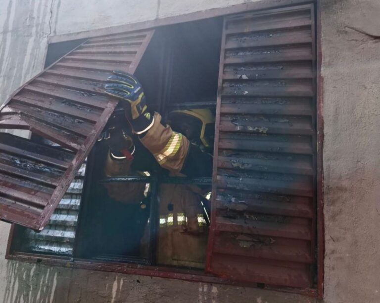 Incêndio destrói casa no bairro Centro em Ituiutaba