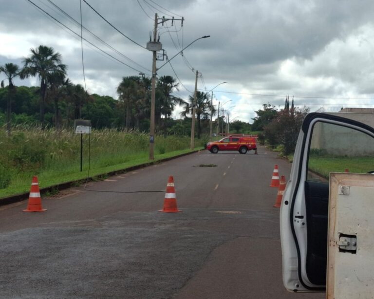 Rompimento de fio de alta tensão mobiliza Bombeiros e agentes de trânsito em Ituiutaba