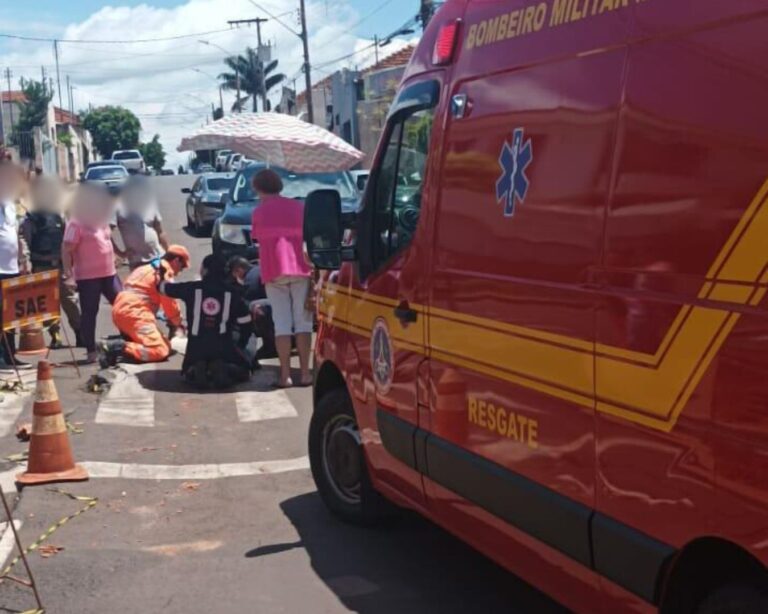 Motociclista fica ferida em colisão com caminhonete no Centro de Ituiutaba