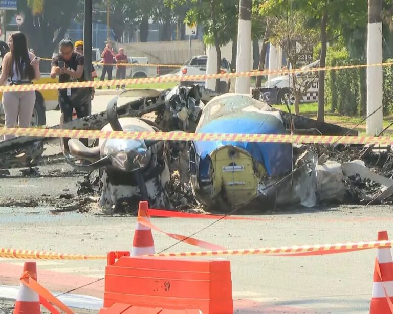 Queda de avião na Barra Funda deixa dois mortos e seis feridos em São Paulo