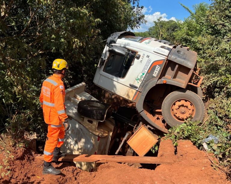 Caminhão tomba após ponte de madeira romper na BR-464, no Prata