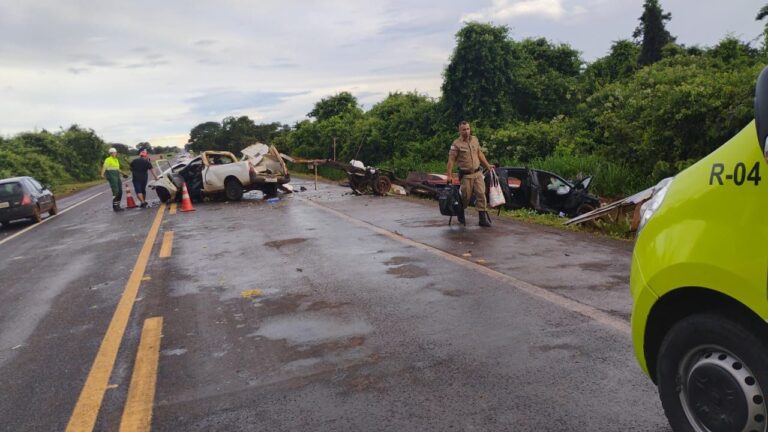 Colisão frontal na BR-365 mata três e deixa dois feridos em Santa Vitória – MG