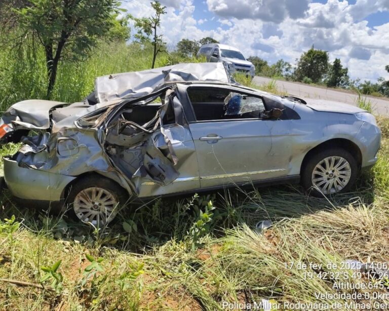 Carro capota após manobra brusca e jovem morre na BR-364, em Itapagipe