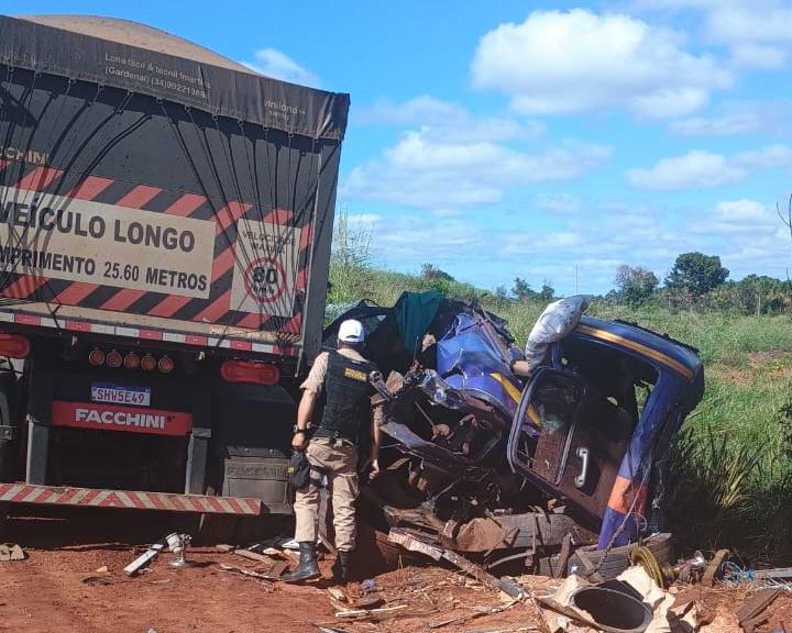 Colisão frontal entre dois caminhões deixa motoristas feridos na MG-461, em Gurinhatã