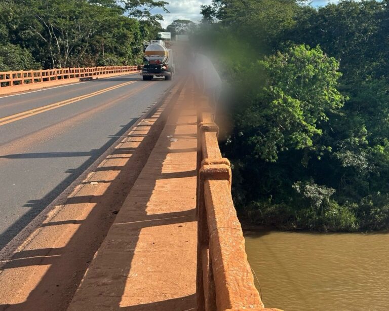 Homem sobrevive após pular da ponte do Rio Tijuco em Ituiutaba, Minas Gerais