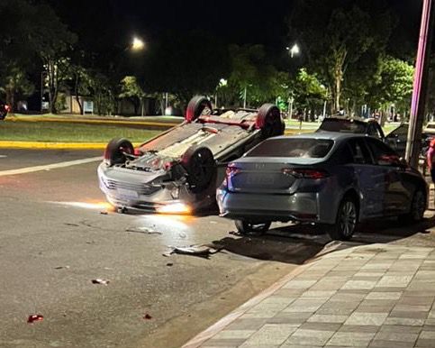 Grave acidente entre dois carros é registrado no Centro de Ituiutaba