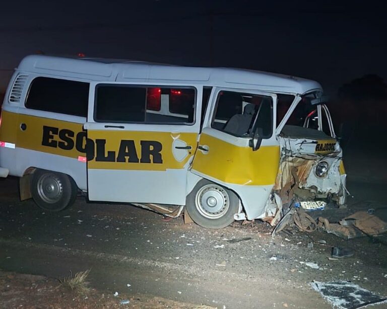 Grave colisão entre Kombi escolar e carro deixa feridos na MG-255, entre Iturama e São Francisco de Sales