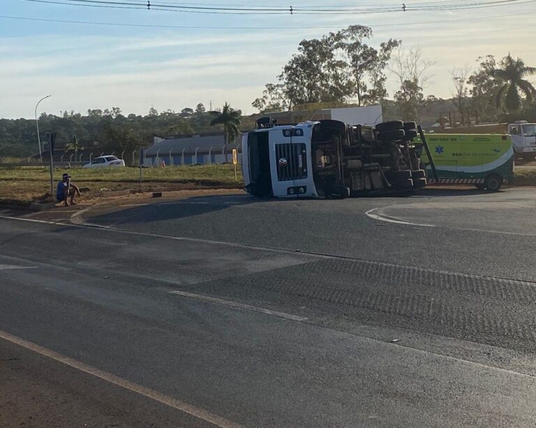 Caminhão tomba em retorno da BR-365 em Ituiutaba; motorista sofre ferimentos leves