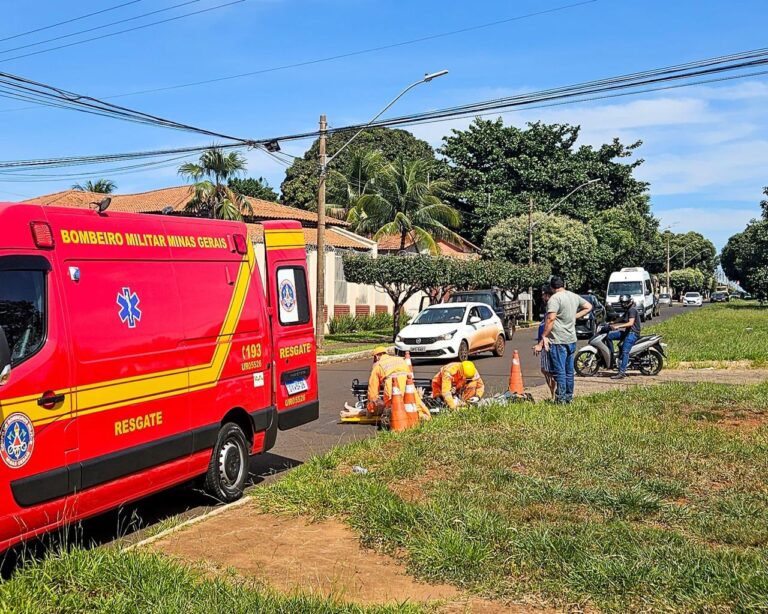 Bombeiros prestam socorro a mulher ferida em acidente no Centro de Ituiutaba (MG)