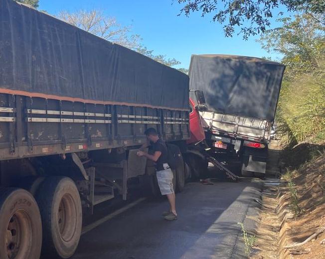 Caminhão freia para evitar colisão frontal e é atingido por outro veículo na MGC-452
