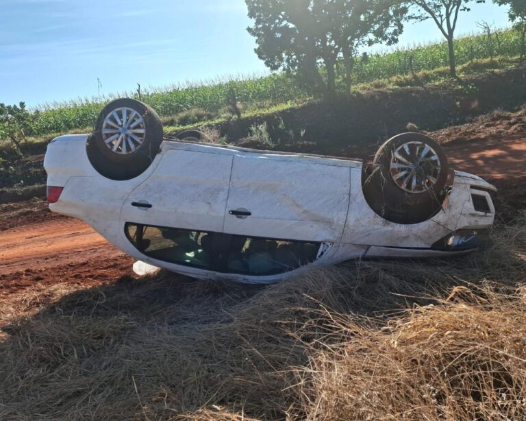 Motorista perde o controle e capota na rodovia MGC-452, em Uberlândia