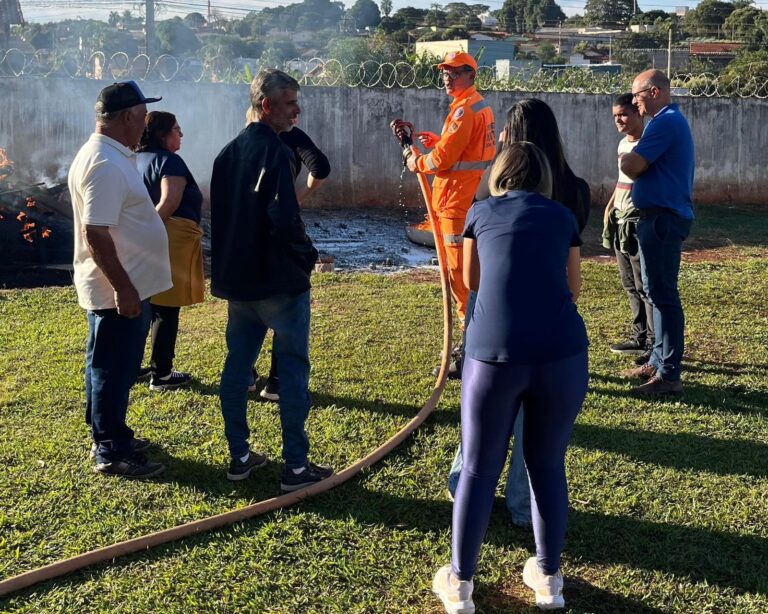 Corpo de Bombeiros de Ituiutaba promove curso de brigada de incêndio para servidores da APAE