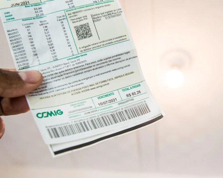 Pequenas mudanças de hábito podem gerar economia de até R$ 70 na conta de luz, aponta Cemig