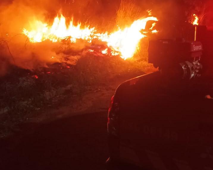 Incêndio em vegetação colocam residências em risco no bairro Santa Maria, em Ituiutaba (MG)