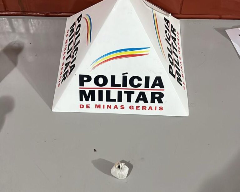 Homem joga sacola com crack em residência ao ver viatura e acaba preso no bairro Natal, em Ituiutaba (MG)