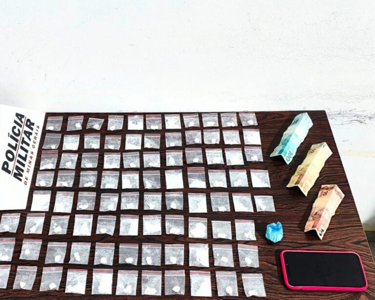 Homem é preso pela PMMG após ser flagrado com 100 papelotes de cocaína em Santa Vitória