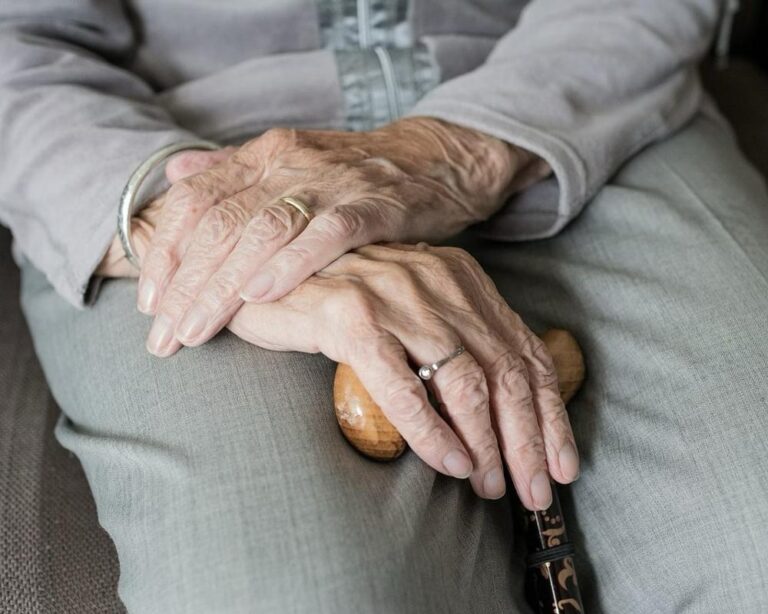 Estudo brasileiro identifica exame de sangue promissor para diagnóstico precoce do Alzheimer