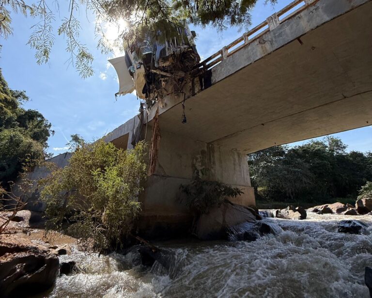 Motorista é arremessado ao rio Tamanduá após caminhão tombar na BR-146, em Araxá (MG)