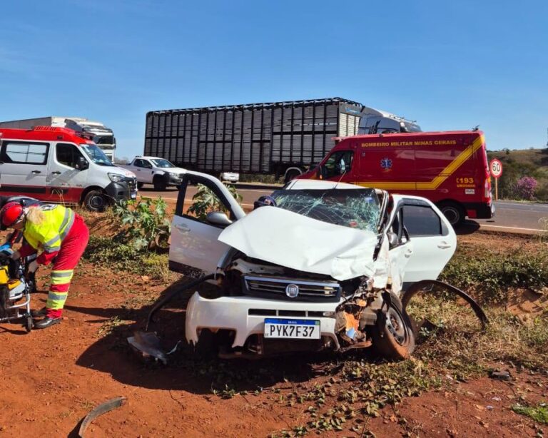 Mulher fica presa às ferragens após colisão entre carro e carreta na BR-365, em Ituiutaba (MG)