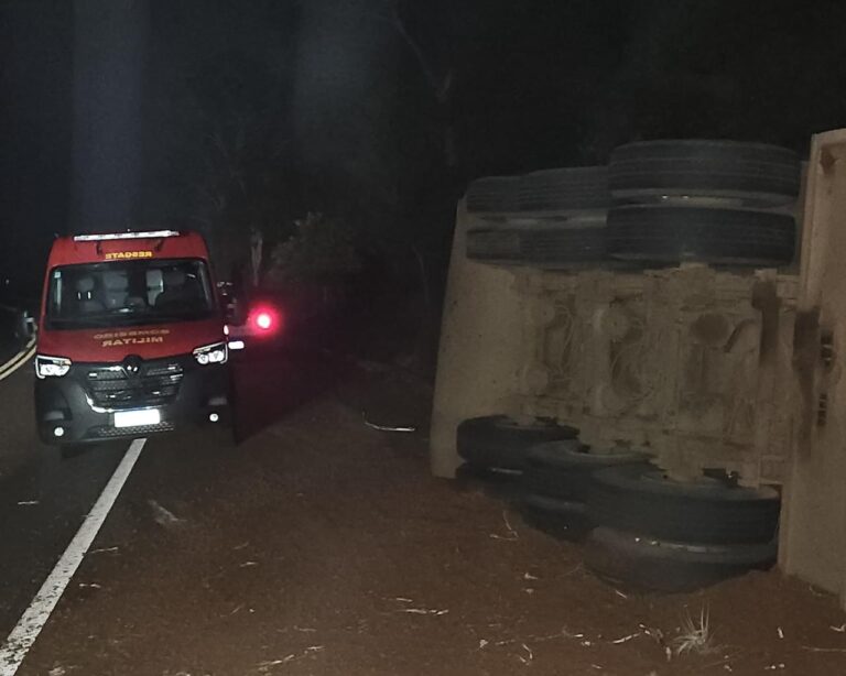 Grave acidente com carreta de transporte de gado deixa motorista ferido na BR-154, entre Ituiutaba e a região dos Bastos
