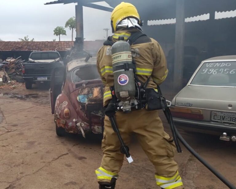 Bombeiros controlam incêndio em veículo dentro de oficina mecânica em Ituiutaba