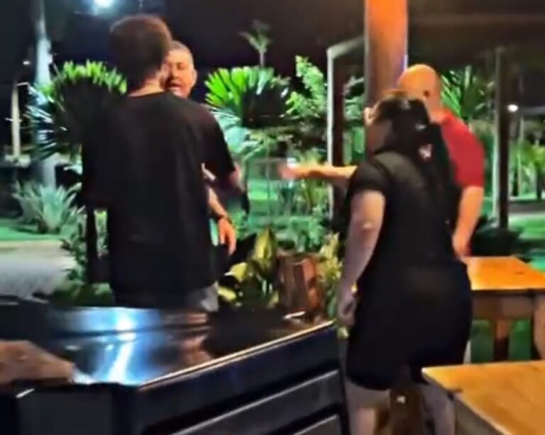 VÍDEO: Padre em Araporã (MG) gera polêmica ao ofender comerciante por encerrar atendimento