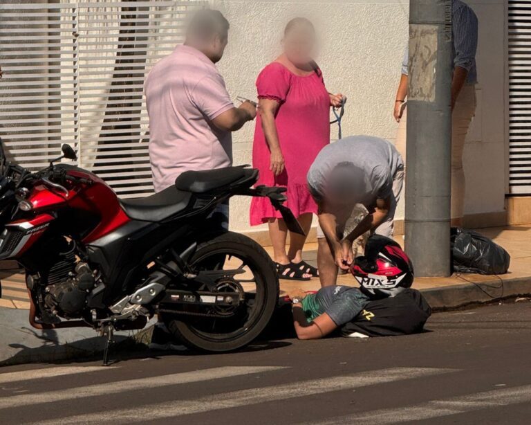 Motociclista fica ferida após avançar cruzamento e bater em carro no centro de Ituiutaba
