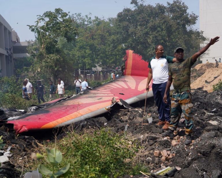 Tragédia aérea na Índia: avião da Air India cai com mais de 240 pessoas a bordo
