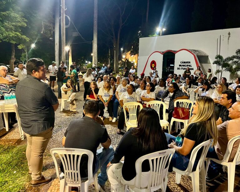 Professores denunciam precariedade nas escolas municipais de Ituiutaba (MG) em reunião pública na Praça Cônego Ângelo