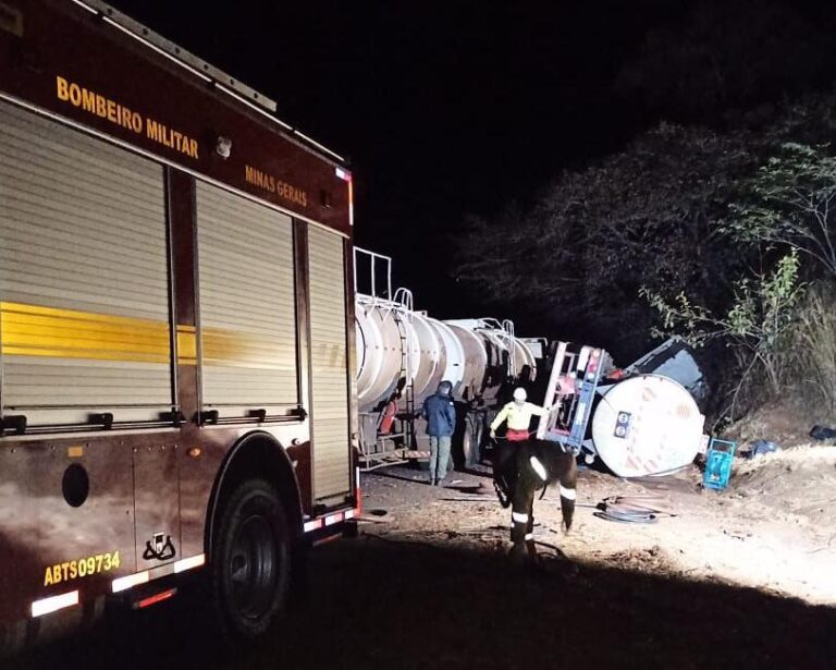 Caminhão-tanque carregado com etanol tomba na BR-153 e mobiliza Corpo de Bombeiros por 24 horas