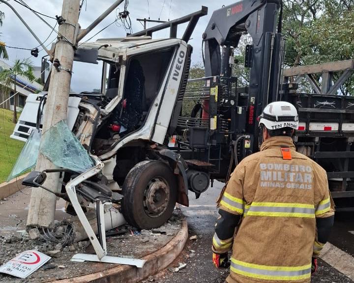 Grave acidente é registrado no Bairro Alvorada, em frente ao Batalhão da Polícia Militar de Ituiutaba (MG)