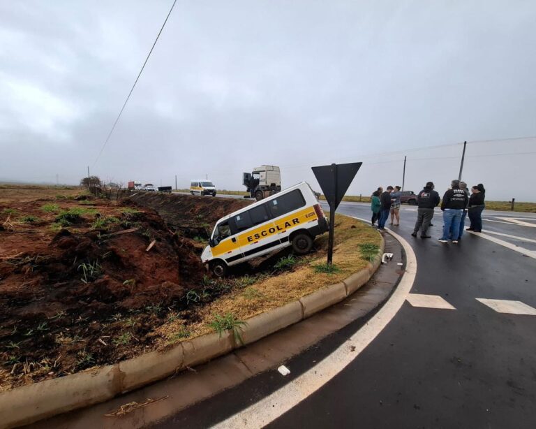 Acidente com van escolar deixa duas crianças feridas em Uberlândia (MG)