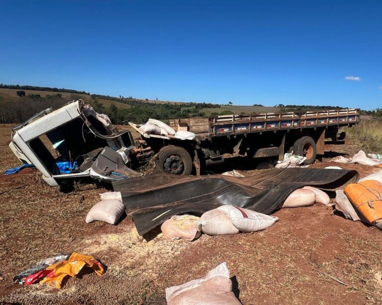 Acidente com caminhão deixa um morto e um ferido grave na LMG-742, em Grupiara