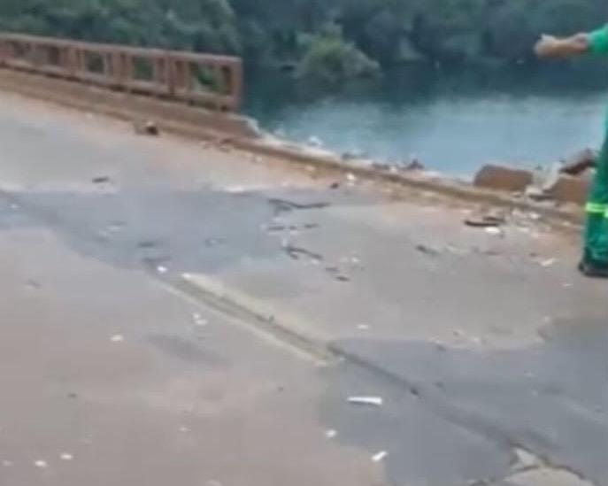 Motorista morre após carro cair no Rio Grande em colisão com carreta na divisa MG-SP