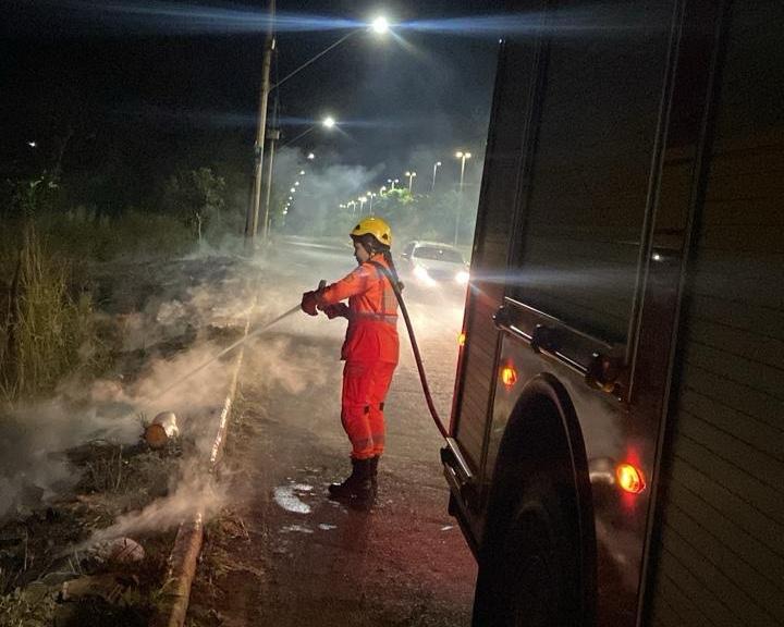 Bombeiros controlam incêndio em vegetação no bairro Novo Tempo II, em Ituiutaba (MG)