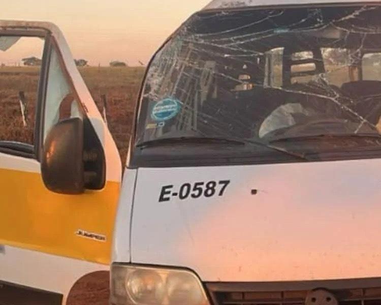 Van escolar capota na BR-365 em Uberlândia e deixa duas crianças feridas