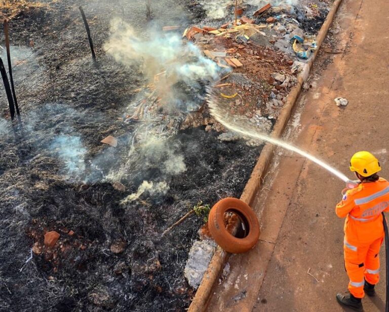 Bombeiros combatem incêndio em lote vago no Bairro Santa Maria, em Ituiutaba (MG)